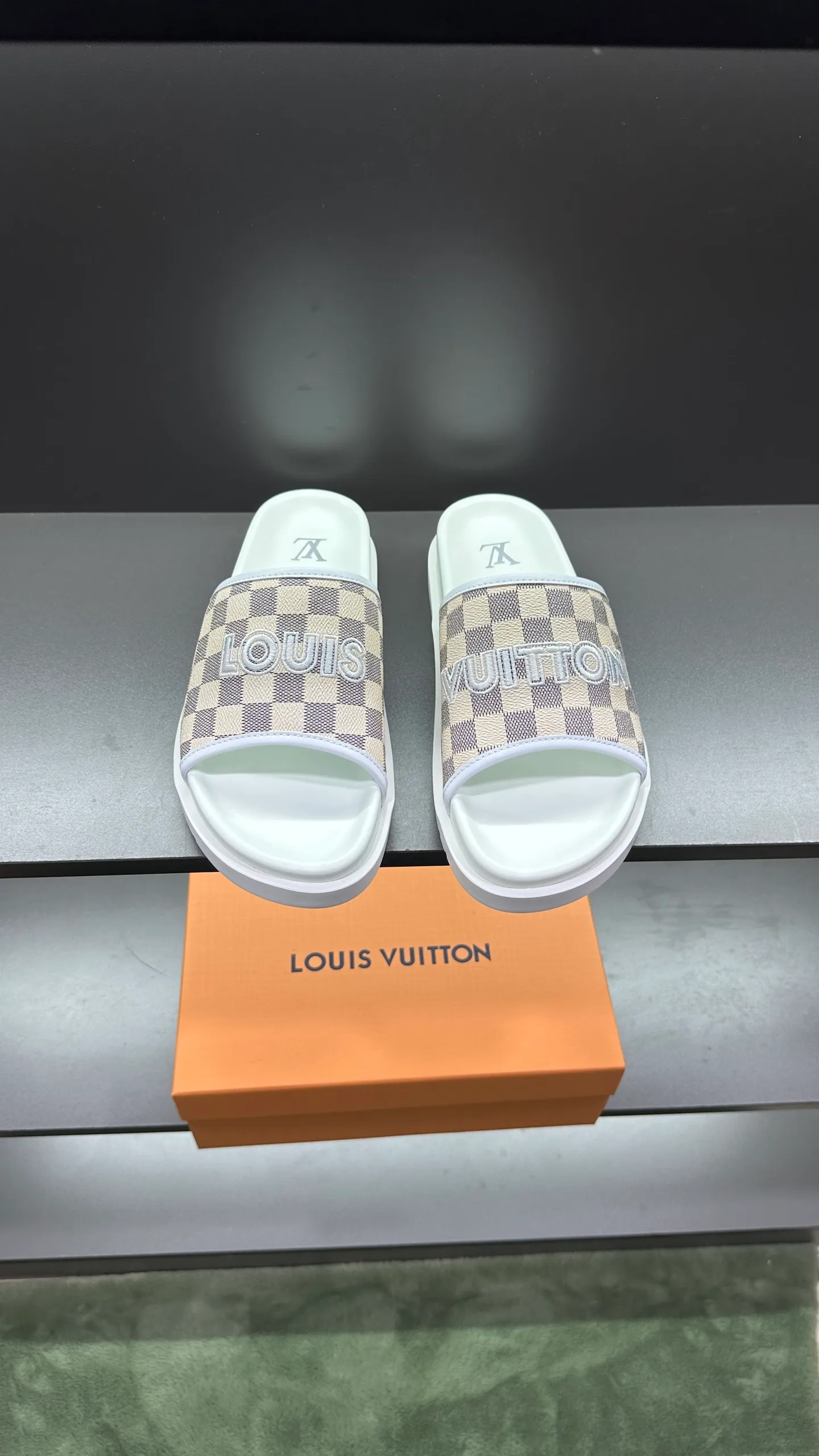 [L Home] P: 300💰Size: 38-45 Top purchasing lv men's summer slippers, classic presbyopia with soft real leather lining, unique color splicing effect, distinctive personality, fashionable and trendy essential style, light and comfortable. Lightweight and tough rubber insole, micro ridged foam outsole, super comfortable!